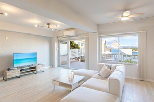 Villa de lujo | Zona de estar | Una televisión de pantalla plana, Netflix, una mesa de tenis de mesa