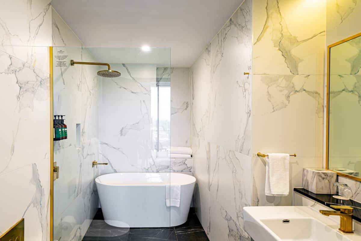 Premium Room, 1 King Bed, Bathtub, City View | Bathroom