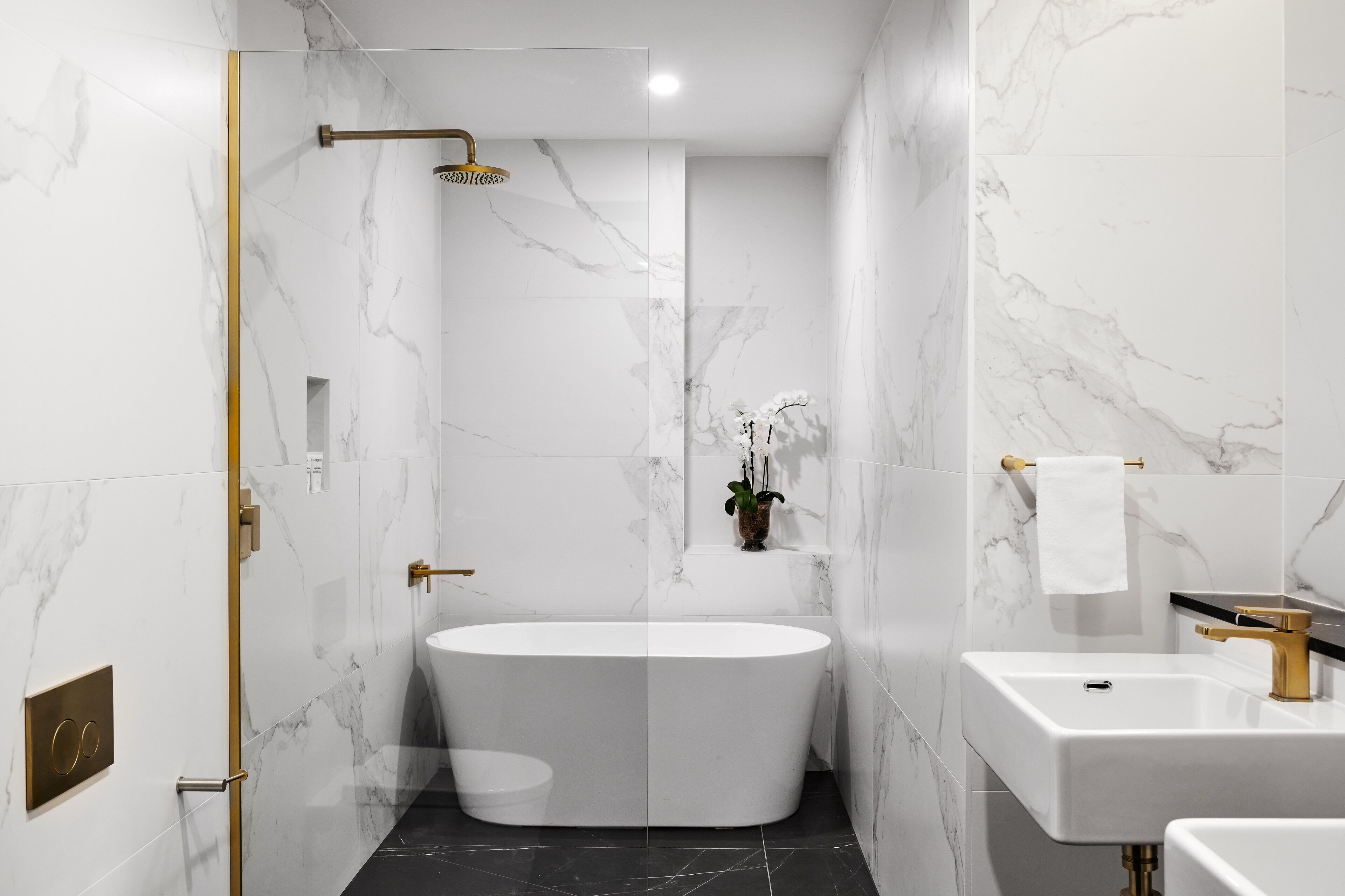 premium room, 1 king bed, bathtub, city view | egyptian cotton sheets, premium bedding, pillow-top beds, minibar