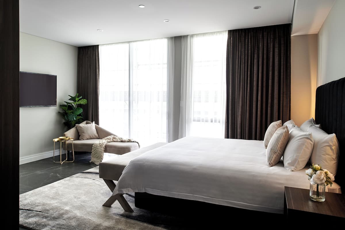 Standard Room, 1 King Bed, Accessible, City View | Egyptian cotton sheets, premium bedding, pillowtop beds, minibar