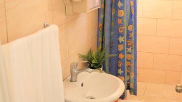 Combined shower/tub, towels