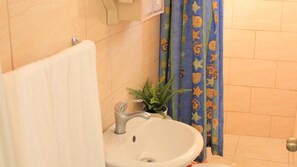 Combined shower/tub, towels