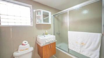 Combined shower/tub, towels