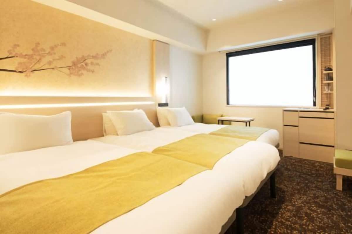Premium bedding, in-room safe, desk, blackout curtains