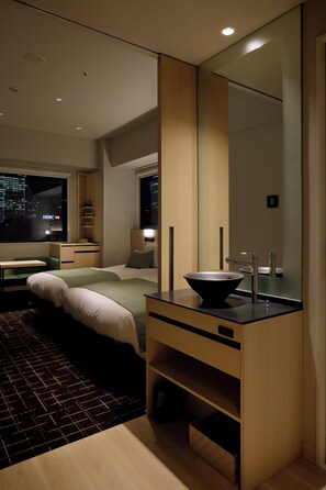 A modern hotel room with a large bed, a bedside table, a mirror, and a view of the city at night. - Hotel Yae no Midori Tokyo (Tokyo)