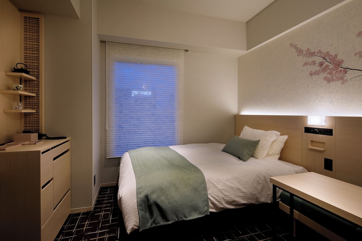 Premium bedding, in-room safe, desk, blackout curtains