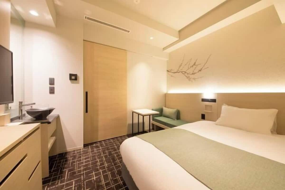 Premium bedding, in-room safe, desk, blackout curtains