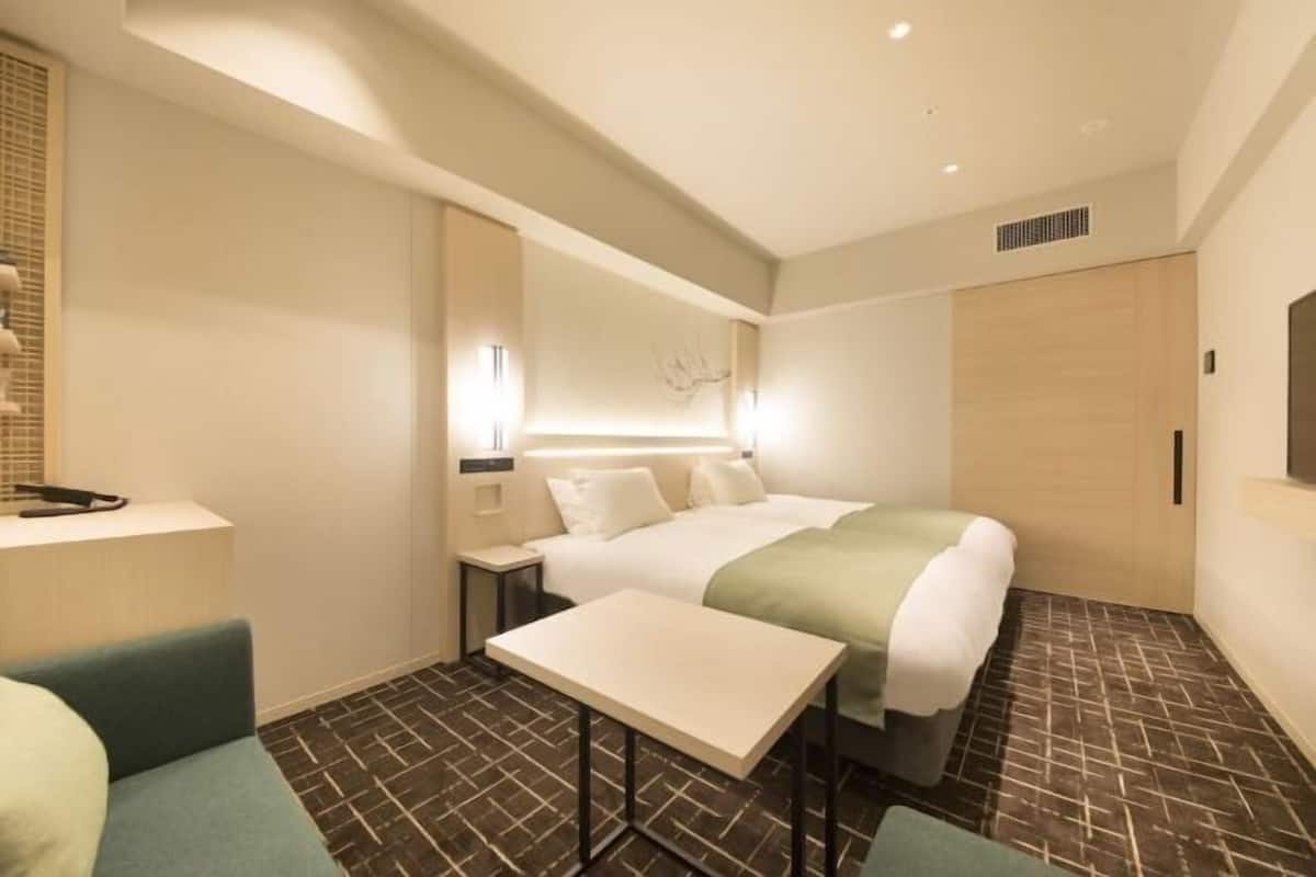 Premium bedding, in-room safe, desk, blackout curtains