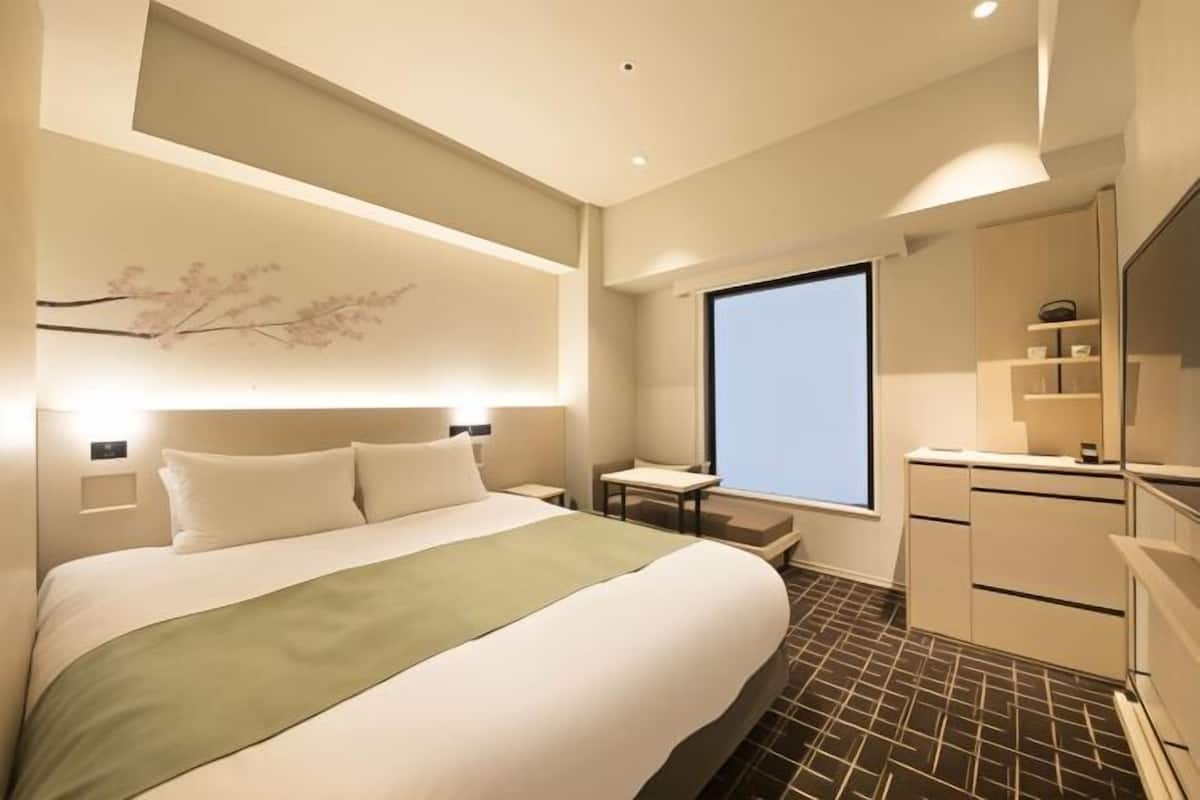 Premium bedding, in-room safe, desk, blackout curtains