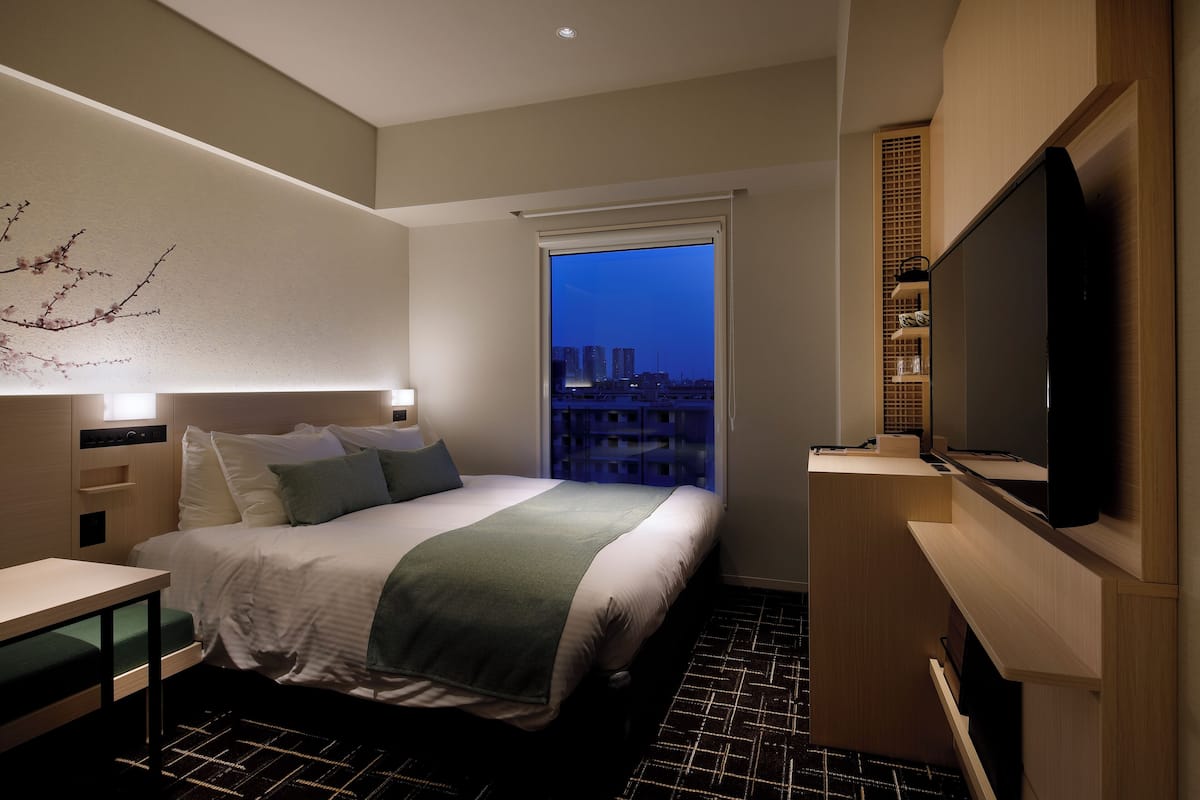 Premium bedding, in-room safe, desk, blackout curtains
