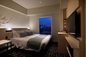 Moderate Double | Premium bedding, in-room safe, desk, blackout drapes