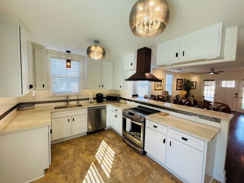 Close to the Beach and Downtown!  Nestled near the Bridge of Lions.