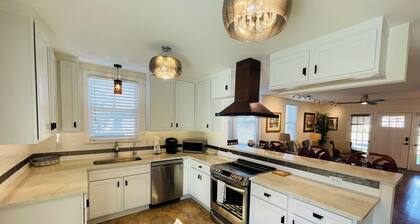 Close to the Beach and Downtown! Nestled near the Bridge of Lions.