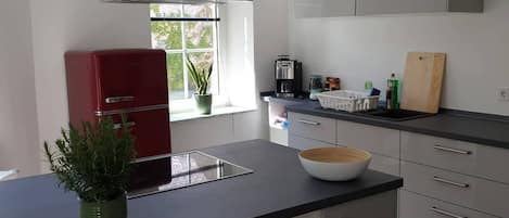 Réfrigérateur, four à micro-ondes, un four, surface de cuisson