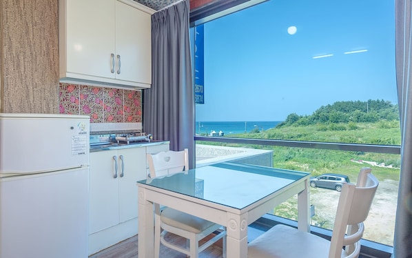 Double Room (301) | Private kitchenette | Microwave