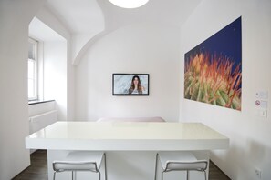 Studio | Tallelokero huoneessa, yksilöllisesti sisustettu, työpöytä