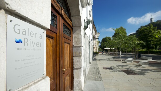 Un immeuble portant une enseigne indiquant « Galeria River », ce qui laisse supposer qu’il s’agit d’une résidence à Ljubljana.