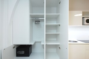 Estudio | Zona de estar | Televisión LCD de 42 pulgadas con canales por cable, una televisión