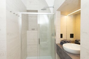 Studio | Salle de bain | Articles de toilette écologiques, séchoir à cheveux, serviettes fournies