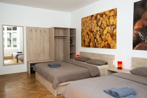 Chambre quadruple | 1 chambre, coffre-fort pour ordinateur portable, décor unique, bureau