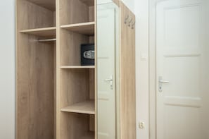 Huoneisto, 1 makuuhuone | Tallelokero huoneessa, yksilöllisesti sisustettu, työpöytä