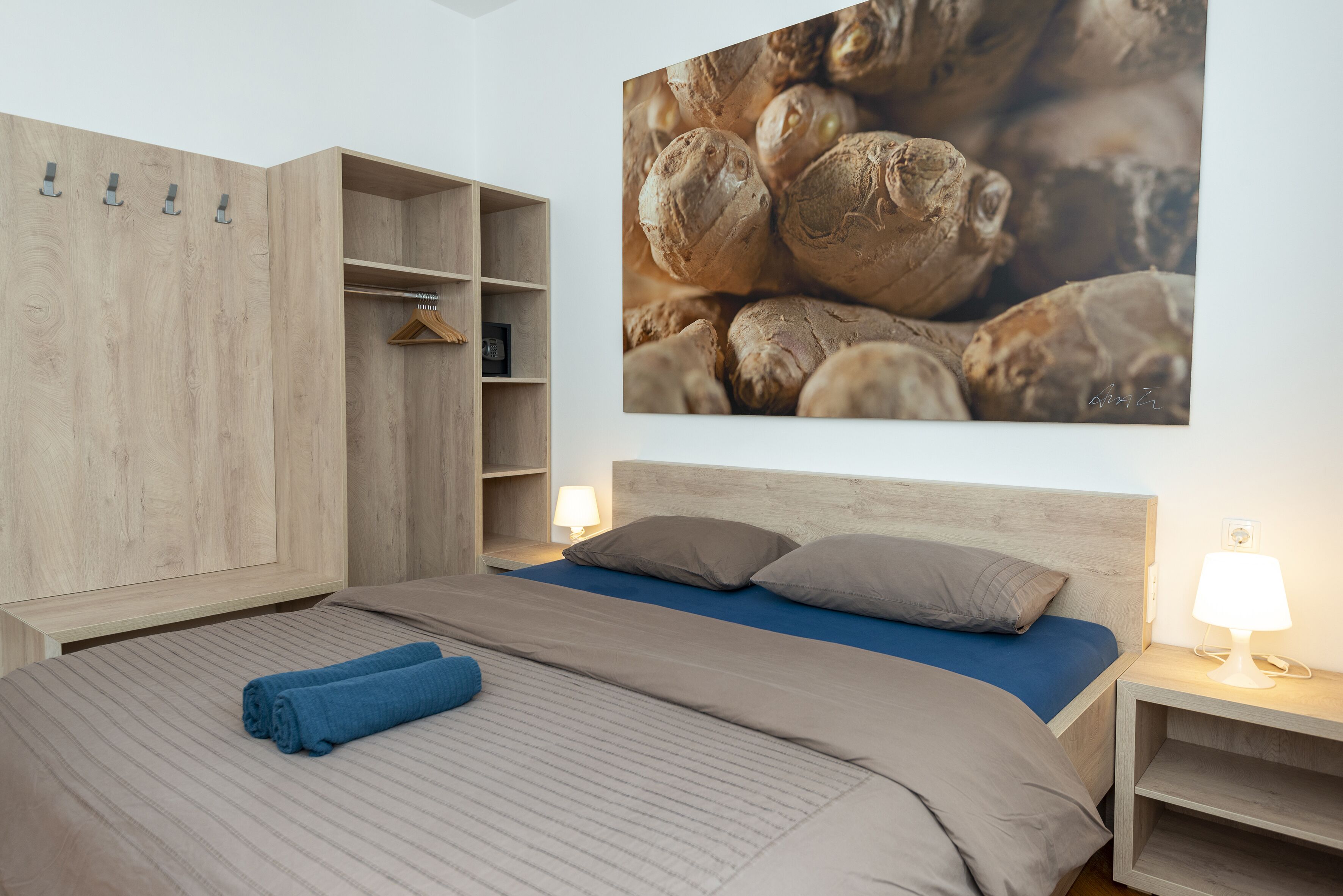 Caja de seguridad en la habitación y decoración personalizada 