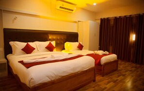 Egyptian cotton sheets, premium bedding, down duvets, memory-foam beds - Hotel Wayanad Square (Mananthavady)