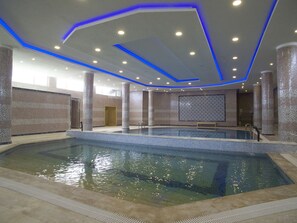 Piscina interna, piscina externa sazonal, guarda-sóis, espreguiçadeiras