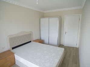 Escrivaninha, espaço de trabalho para notebook, roupa de cama