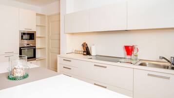 Apartment | Private kitchen | Fridge, oven, stovetop, coffee/tea maker