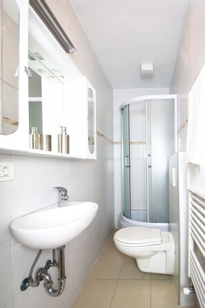 Een haardroger, handdoeken, zeep, shampoo