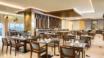 Petit déjeuner et déjeuner servis sur place, spécialités Cuisine locale