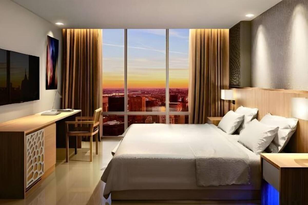 1 slaapkamer, een bureau, verduisterende gordijnen