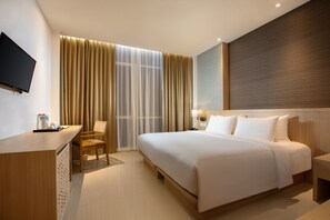 Desk, blackout curtains, iron/ironing board, free WiFi - Hotel Santika Gresik (Gresik)