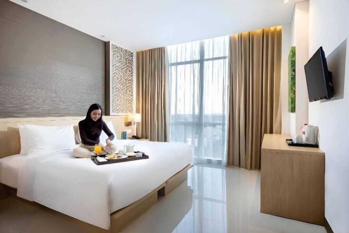 1 slaapkamer, een bureau, verduisterende gordijnen