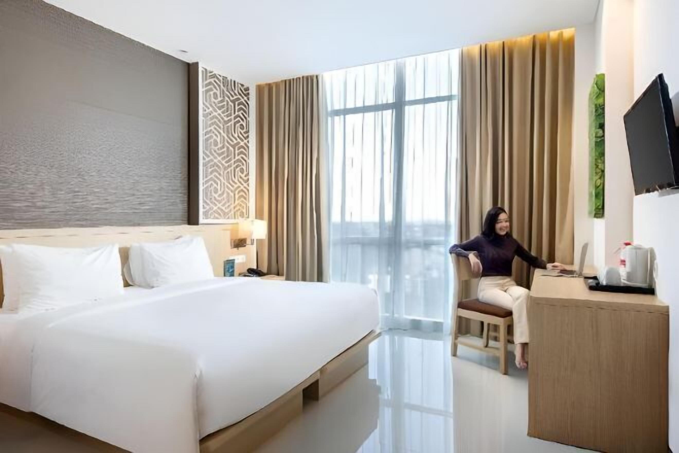 Meja kerja, tirai kedap cahaya, setrika/meja setrika, dan Wi-Fi gratis