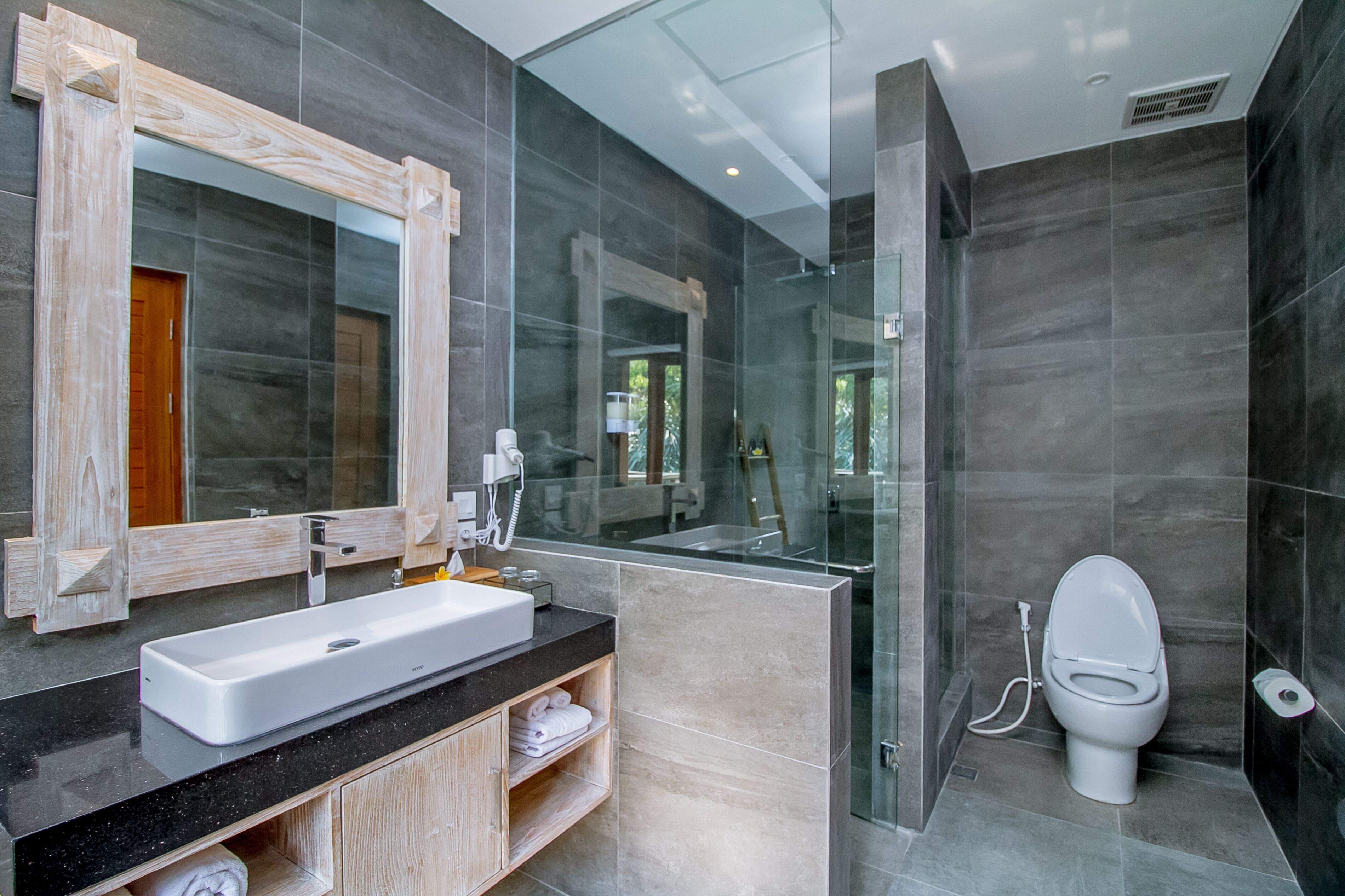 Articles de toilette gratuits, sèche-cheveux, peignoirs, chaussons
