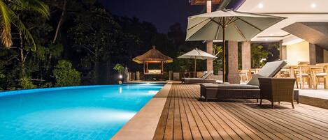 Bagian depan properti - sore/malam