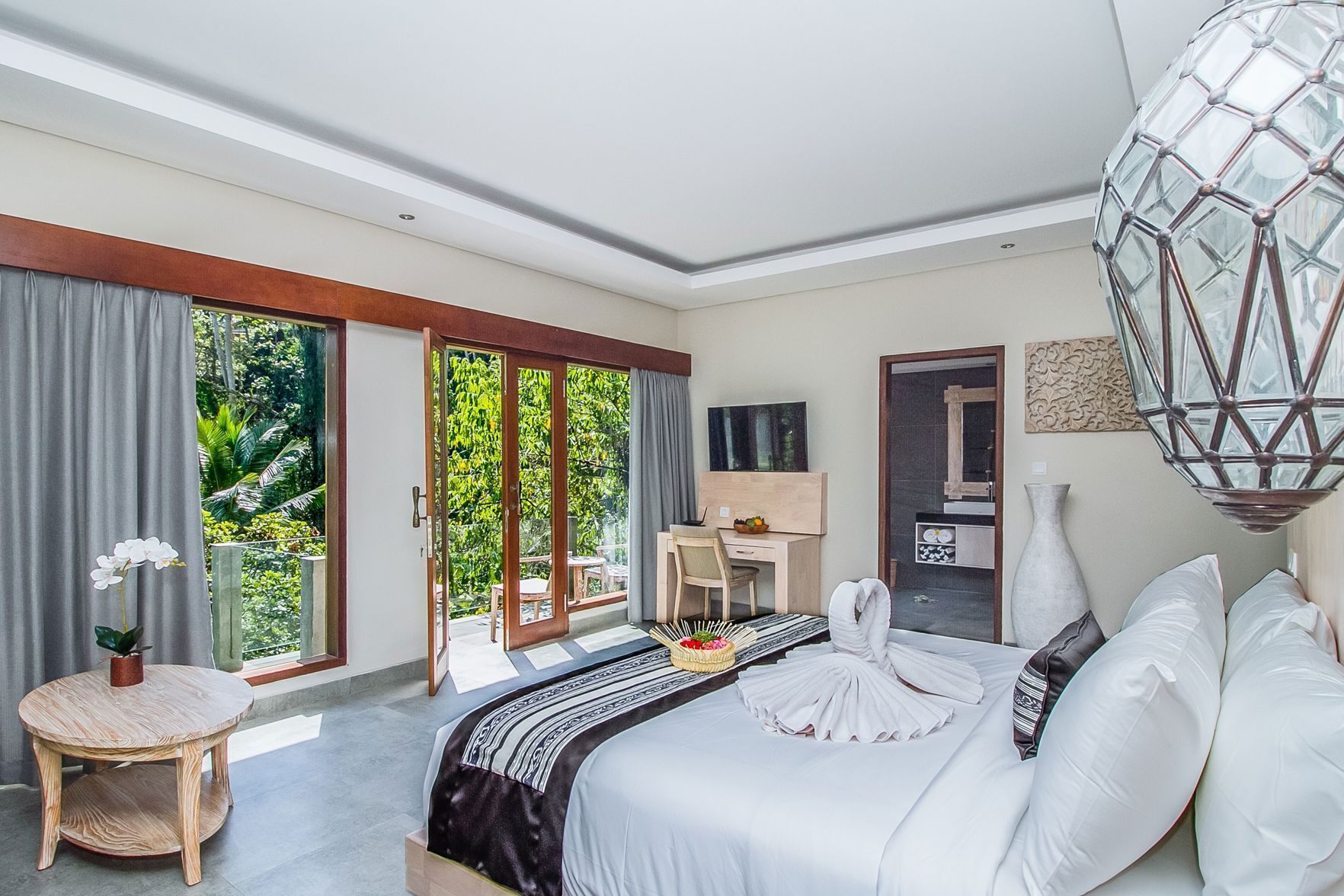 Minibar, in-room safe, laptop workspace, blackout curtains