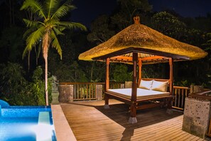 Outdoor pool, pool loungers - Ubud Hills Villas & Resort (Tegallalang)