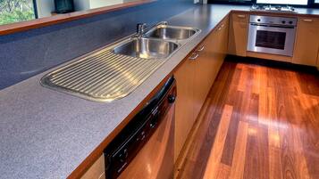 House, 3 Bedrooms | Private kitchen | Full-size fridge, microwave, oven, stovetop