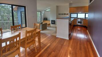 House, 3 Bedrooms | In-room dining