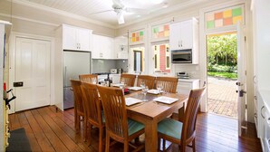 House, 4 Bedrooms | Private kitchen | Full-size fridge, microwave, oven, stovetop - Heathmont (Blackheath)
