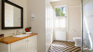 House, 4 Bedrooms | Bathroom | Separate tub and shower, towels