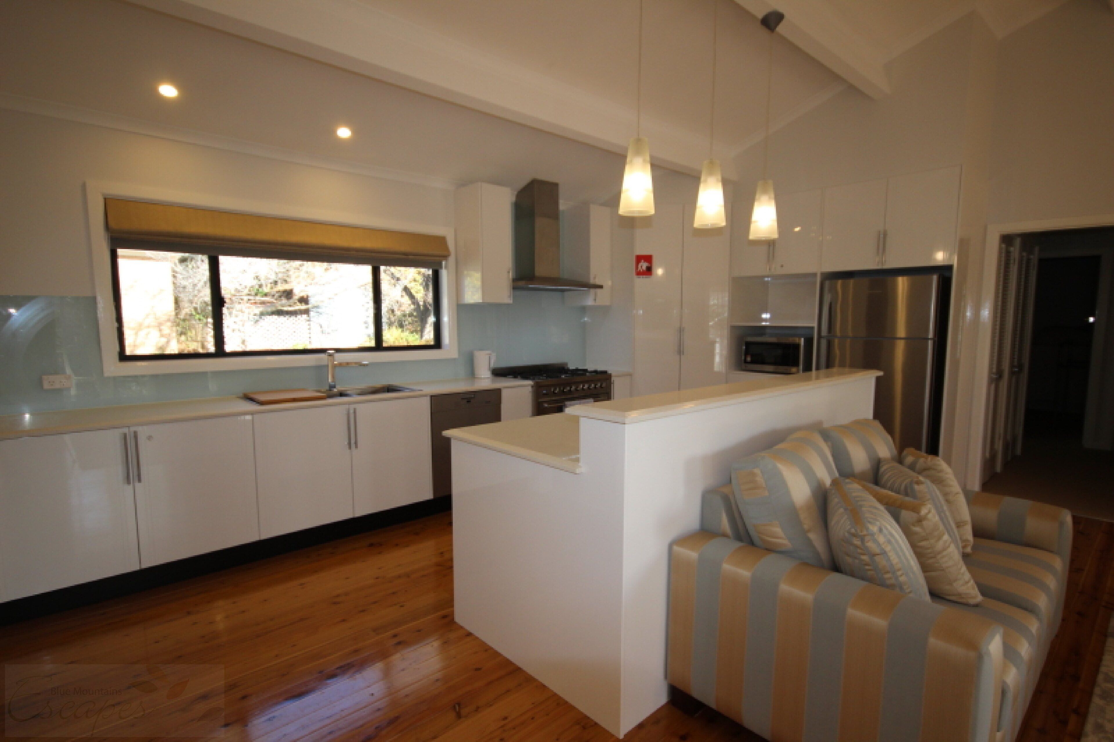 House, 3 Bedrooms | Private kitchen | Full-size fridge, microwave, oven, stovetop