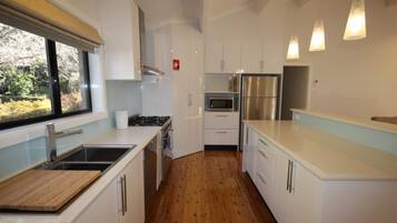 House, 3 Bedrooms | Private kitchen | Full-size fridge, microwave, oven, stovetop