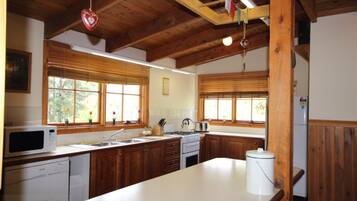 House, 3 Bedrooms | Private kitchen | Full-size fridge, microwave, oven, stovetop