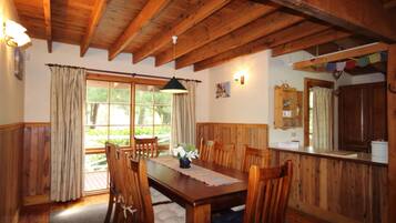 House, 3 Bedrooms | In-room dining