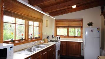 House, 3 Bedrooms | Private kitchen | Full-size fridge, microwave, oven, stovetop