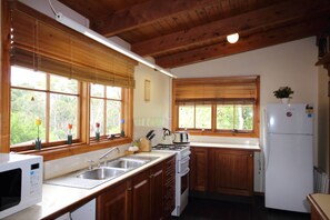 House, 3 Bedrooms | Private kitchen | Full-size fridge, microwave, oven, stovetop - Our Glenbogle (Medlow Bath)